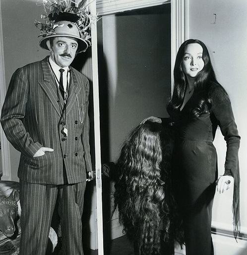 Morticia-Gomez-and-Cousin-Itt-addams-family-5601636-511-588