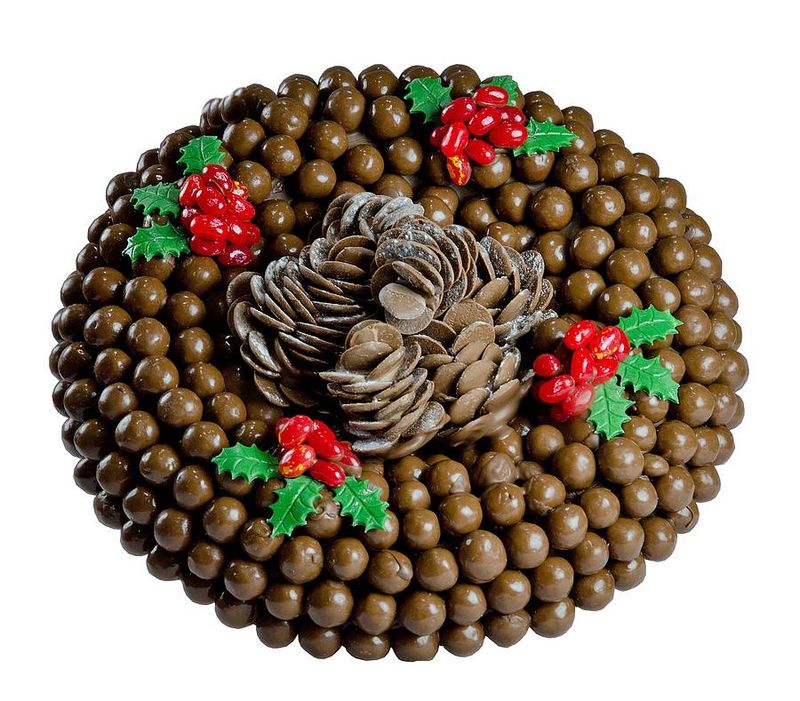 Original_chocolate-cone-wreath-with-berry-s-holly
