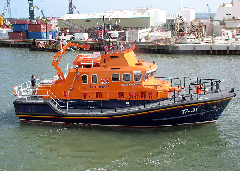 800px-Lifeboat.17-31.underway.arp